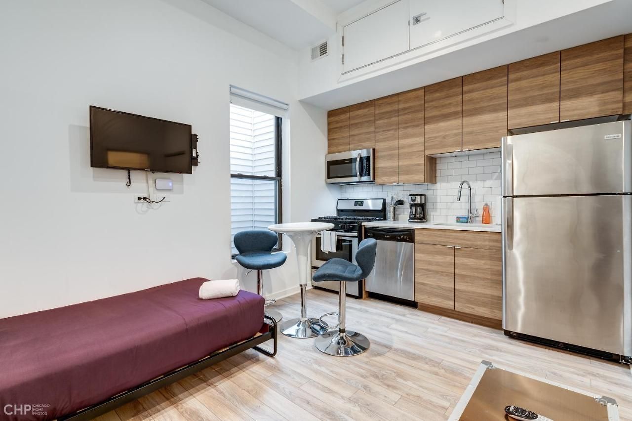 Hotel Full Kitchen And A Bath - You Seriously Need To See This Studio! - 747 Lofts Cabin 205 Apts Chicago
