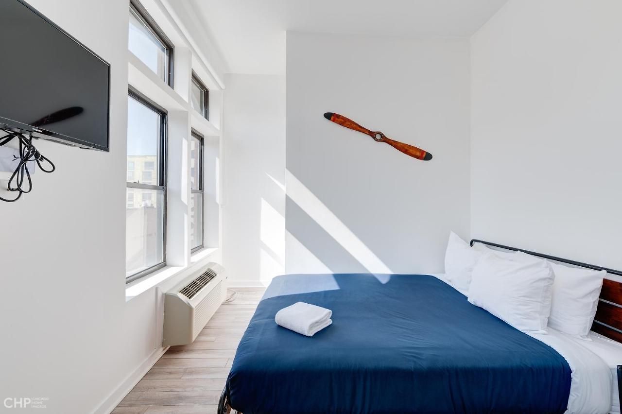 Steps From Arguably The Best Pizza Spot In - Experience The Local Lifestyle - 747 Lofts Cabin 208 Apts Chicago