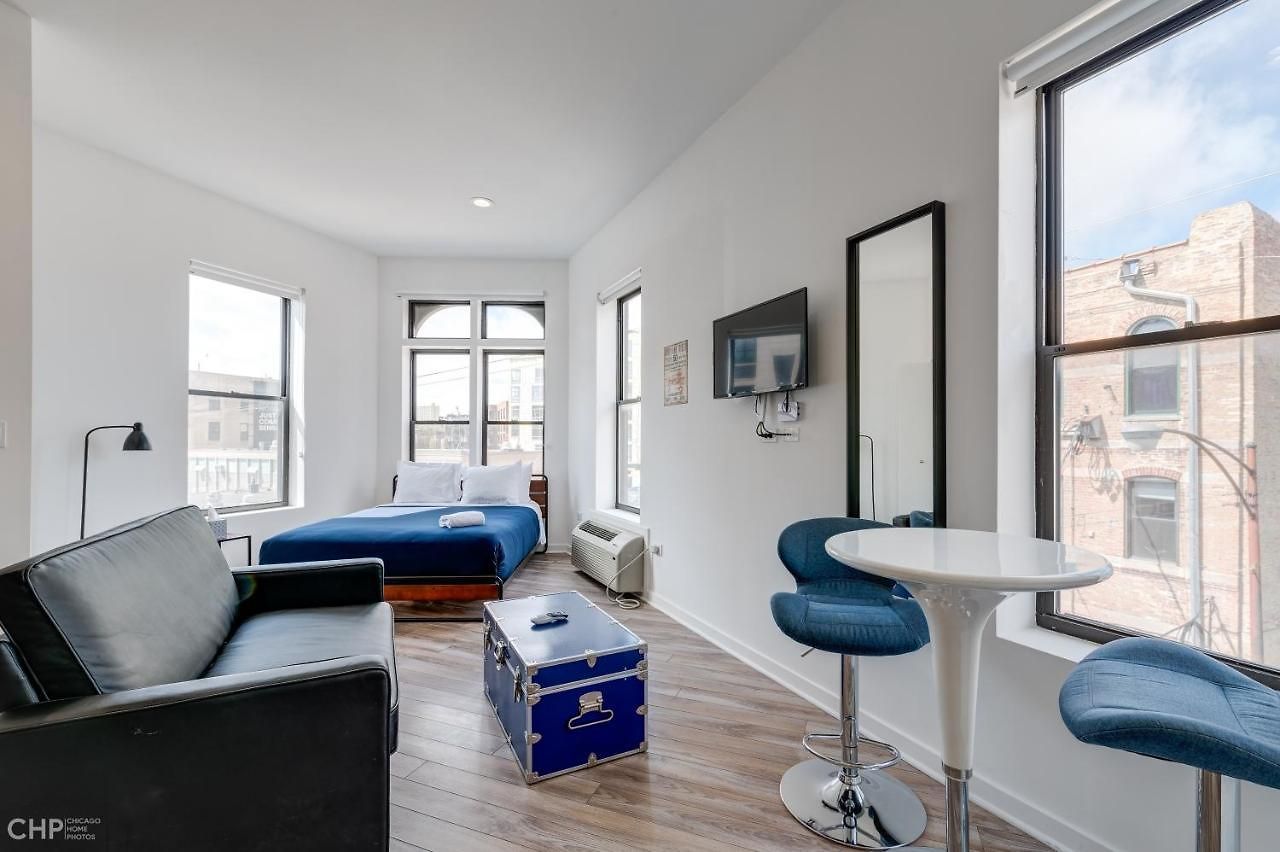 Walk To Local Hot Spots Or Public Transit - Prime Location In The Heart Of The Windy City - 747 Lofts Cabin 301 Apts Hotel *