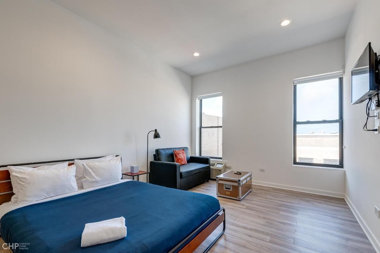 You Can't Beat This Location For Exploring The Great Windy City - 747 Lofts Cabin 201 Apts Hotel