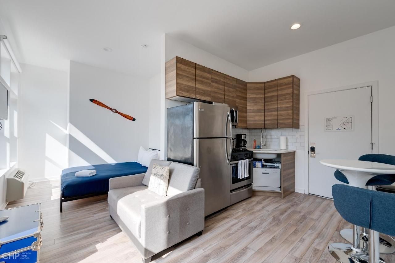 Full Kitchen, Bath, And You Can't Beat The Location - 747 Lofts Cabin 207 Apts Hotel Chicago