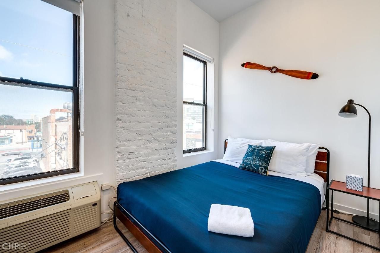 Walk To Local Hot Spots Or Public Transit - Prime Location In The Heart Of The Windy City - 747 Lofts Cabin 301 Apts Hotel *
