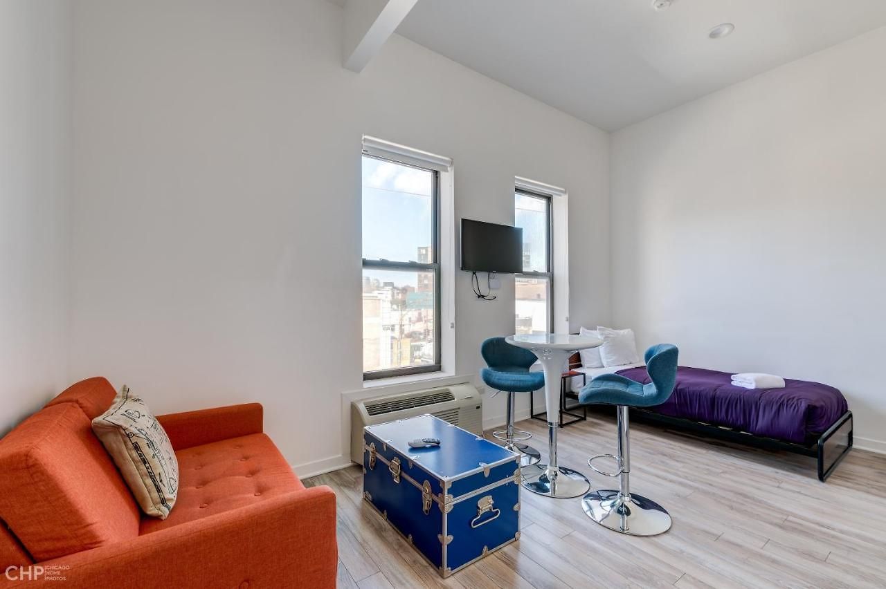 Walk To Local Hot Spots Or Public Transit - Prime Location In The Heart Of The Windy City - 747 Lofts Cabin 301 Apts *