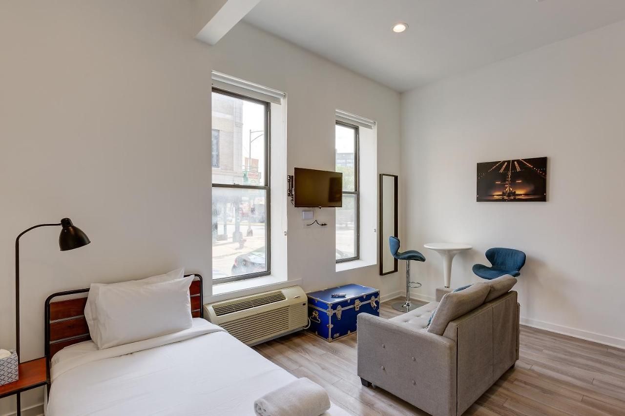Enjoy A Romantic Getaway - This Windy City Studio Is Perfect For 2 - 747 Lofts Cabin 104 Apts Hotel