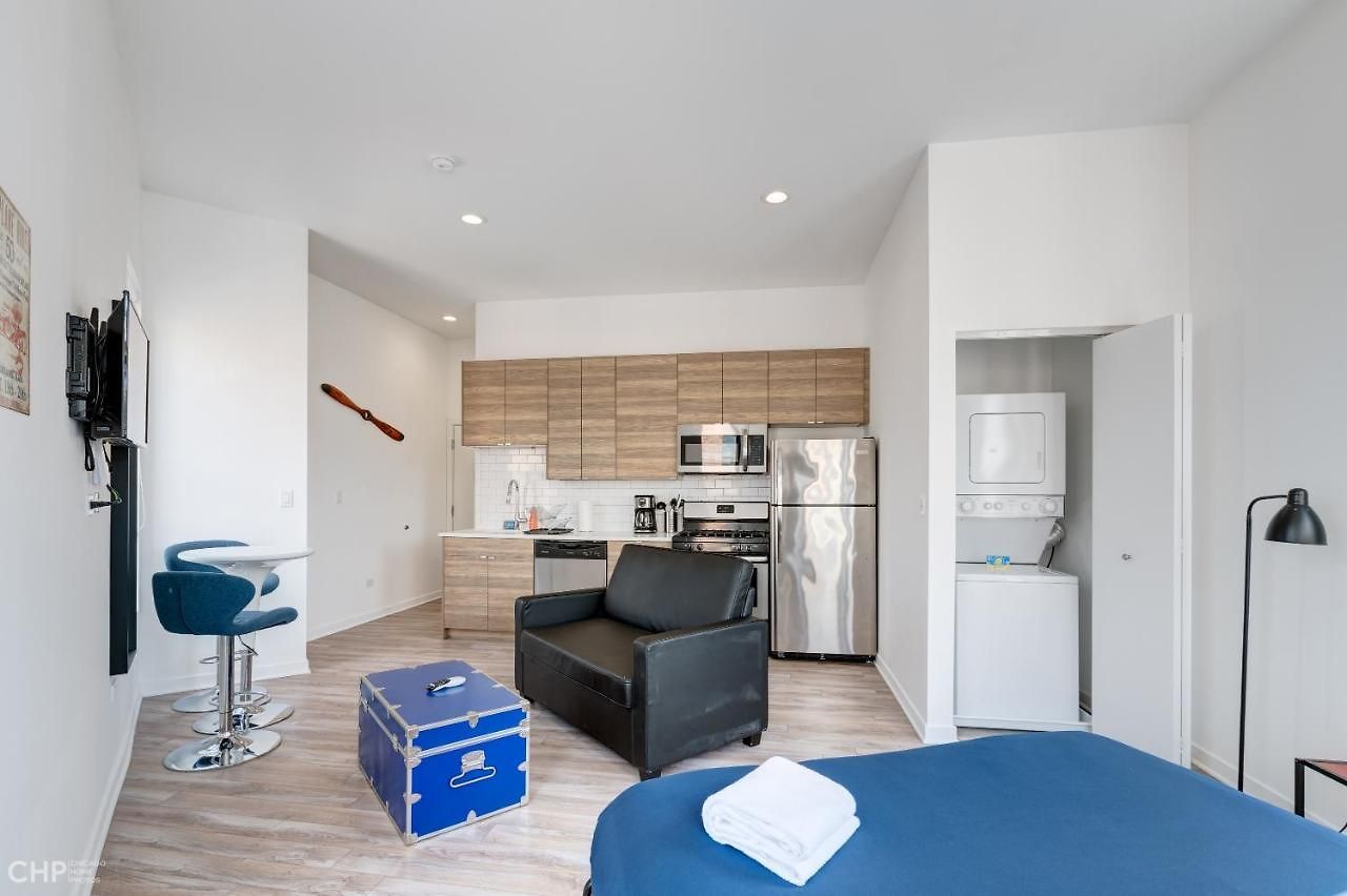 Wind Down After A Long Day In The Windy City - Full Kitchen, Bath, Comfy Bed - 747 Lofts Cabin 202 Apts Hotel Chicago