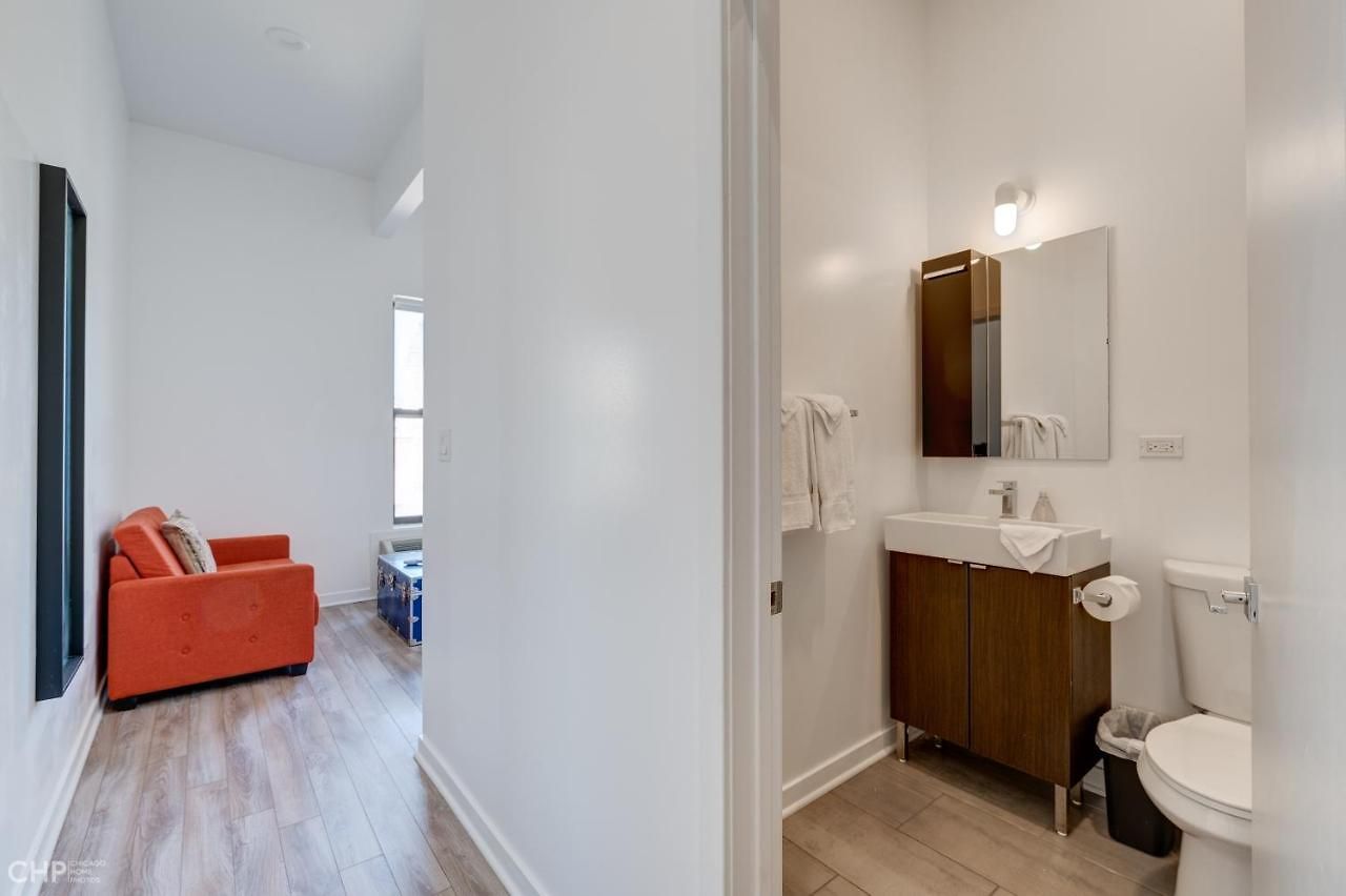 You Can't Beat This Location For Exploring The Great Windy City - 747 Lofts Cabin 201 Apts Hotel *