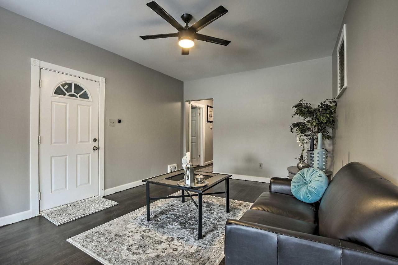 Quiet Townhome: Walk To Subway Stations