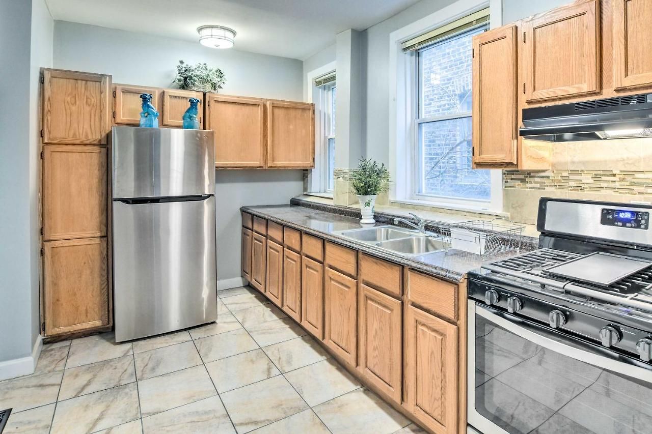 Quiet Townhome: Walk To Subway Stations *