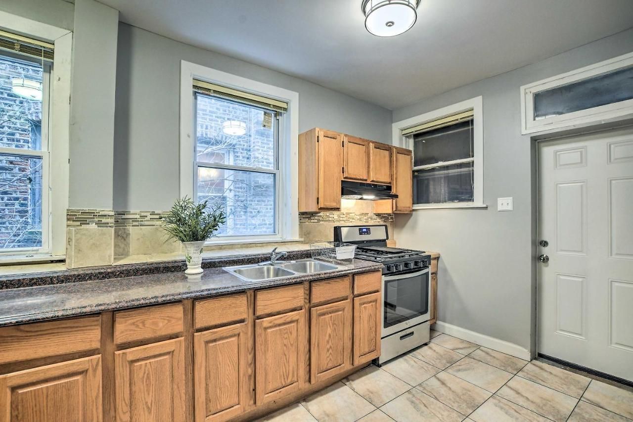 Quiet Townhome: Walk To Subway Stations Holiday home
