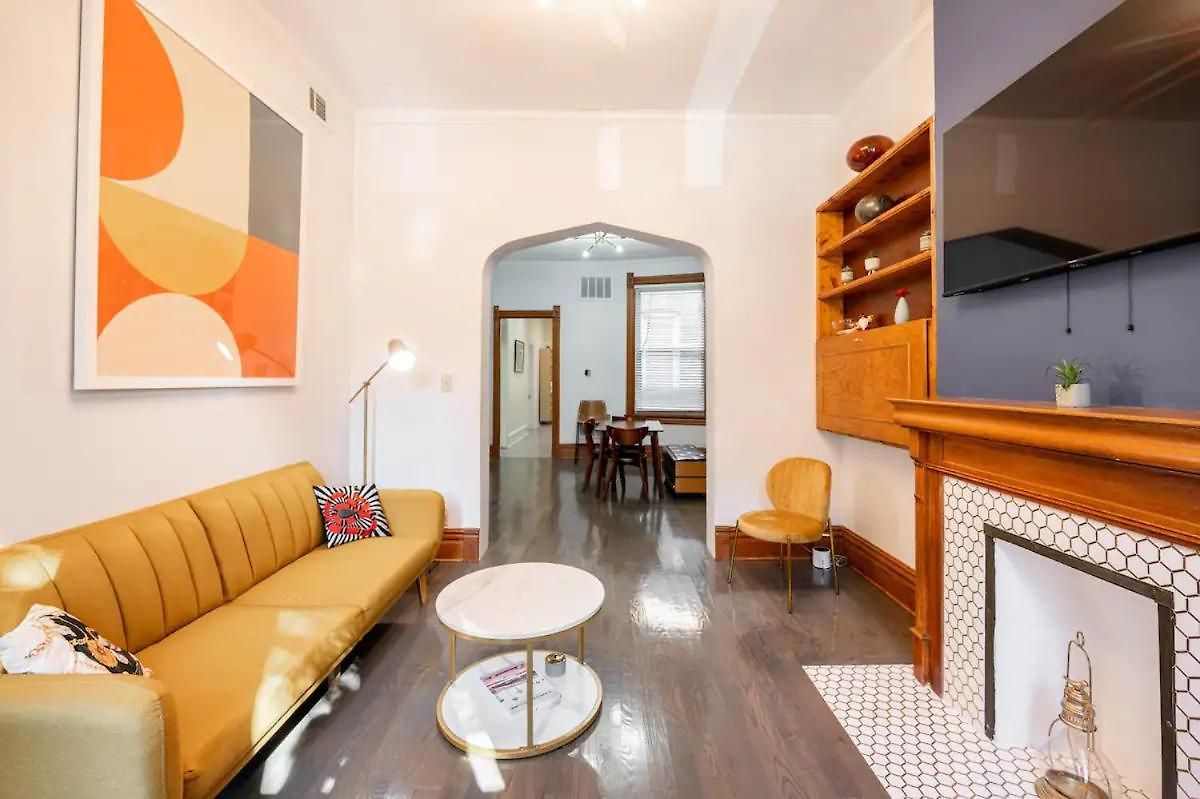 Lincoln Park 3 Bedroom Penthouse Apartment *