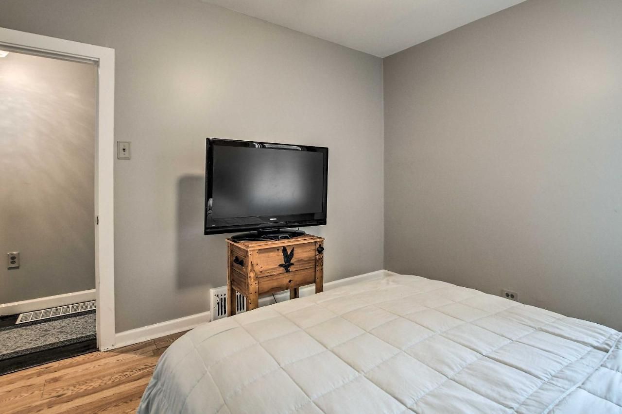 Holiday home Quiet Townhome: Walk To Subway Stations