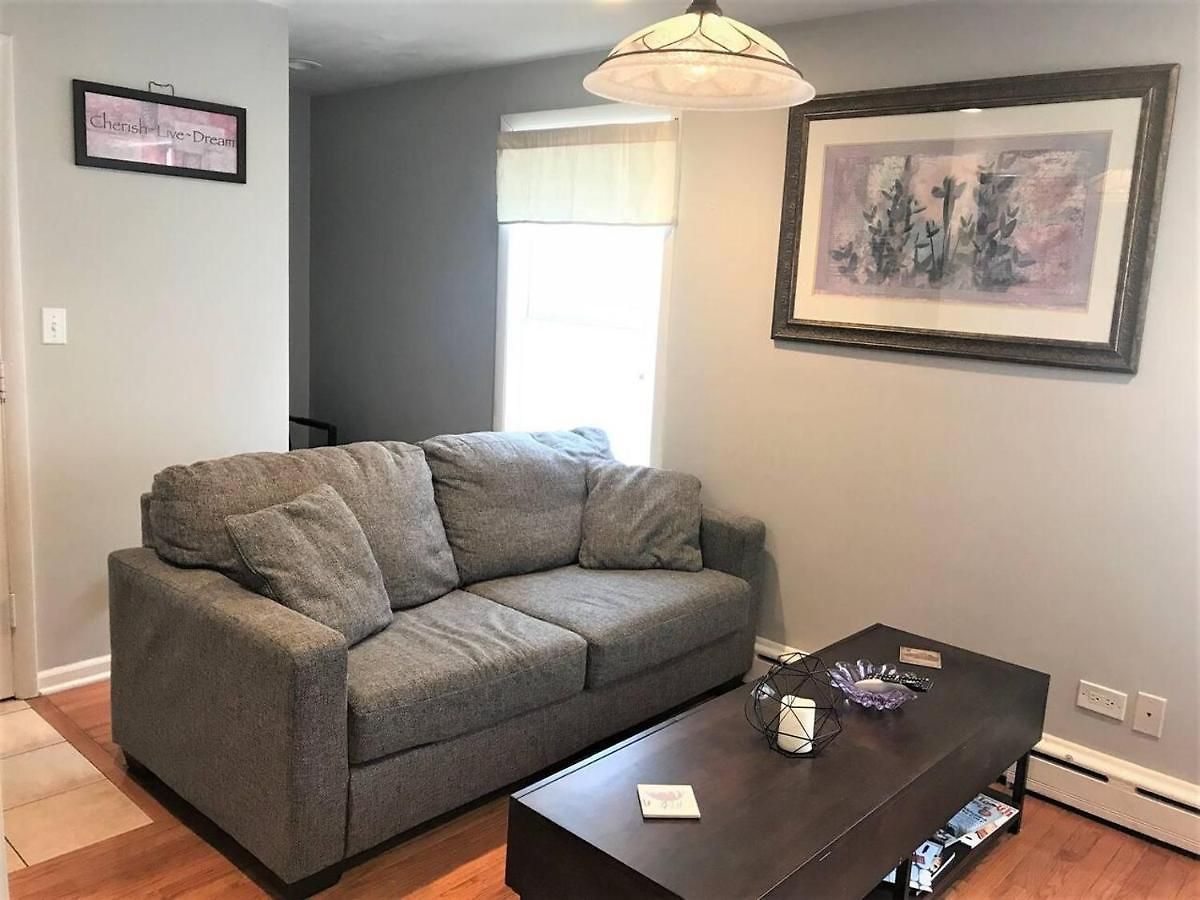 Sleeps 4 With Free Parking Apartment Chicago