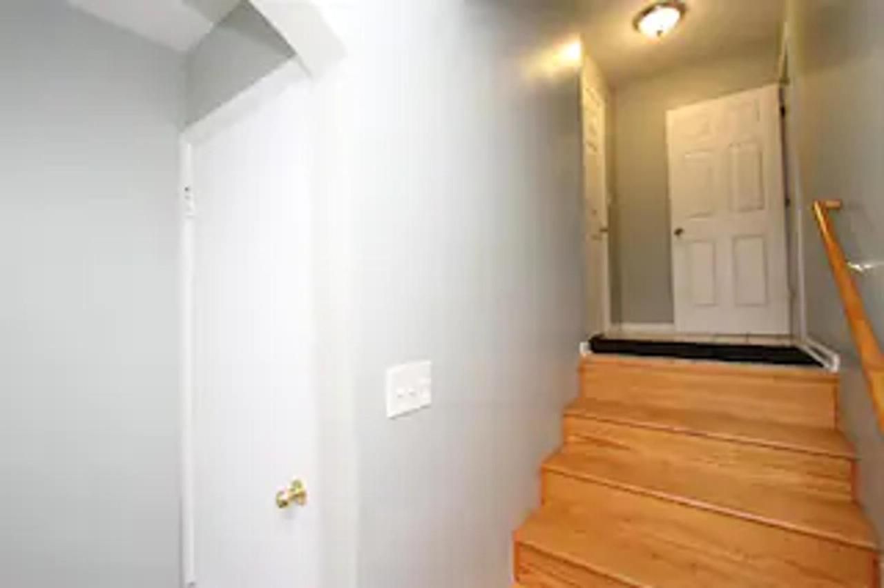 Sleeps 4 With Free Parking Apartment