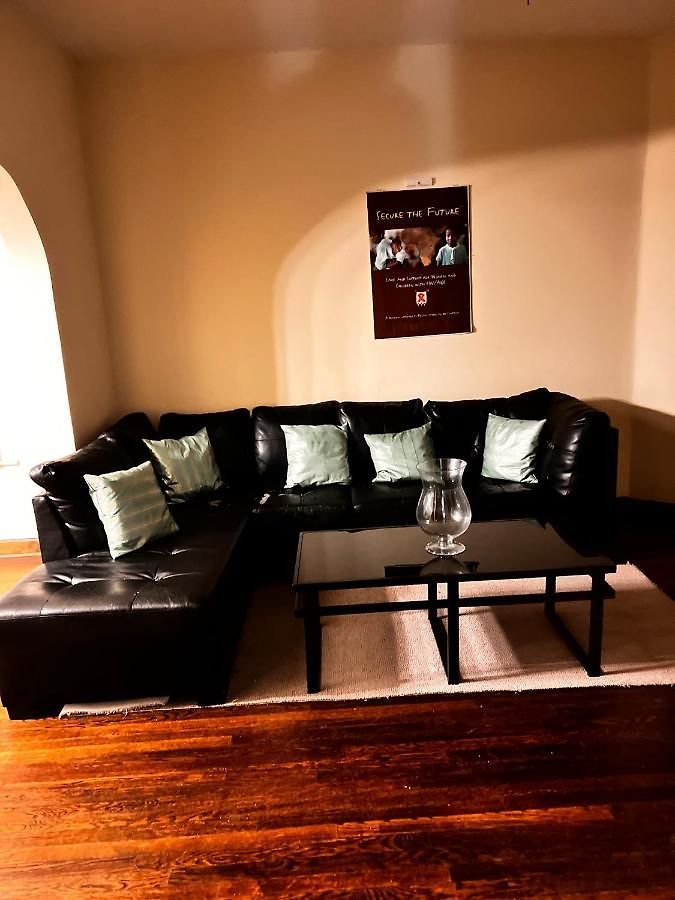 Clean, Spacious, Inexpensive Queen Br Guest house *
