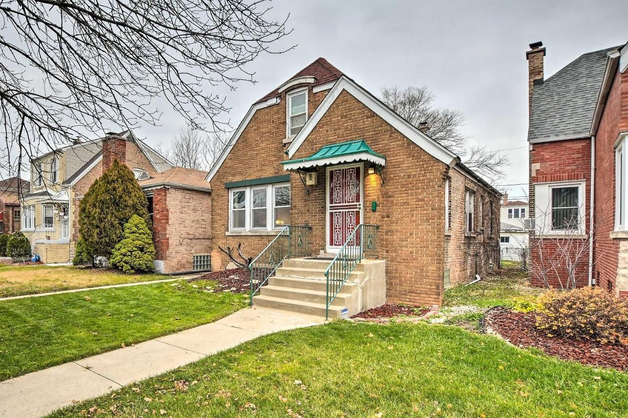 With Spacious Yard 14 Mi To Dtwn *
