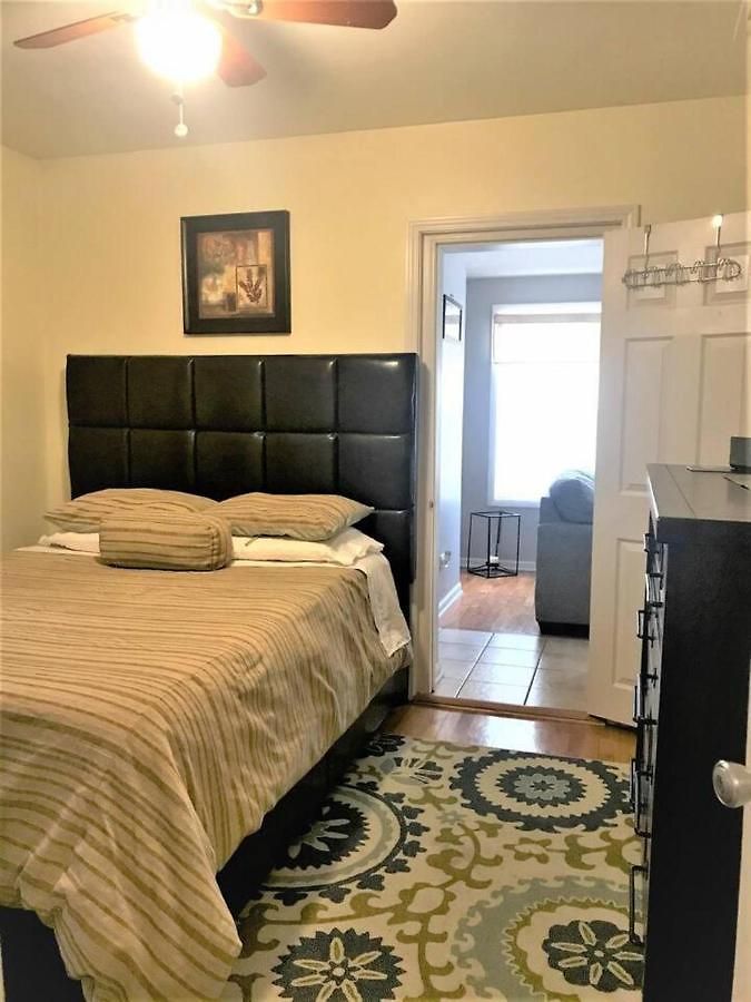 Sleeps 4 With Free Parking * Chicago
