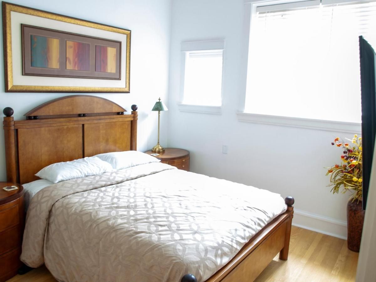 Bootlegger House Sleeps 10-20 Free Tv & Parking Apartment Chicago