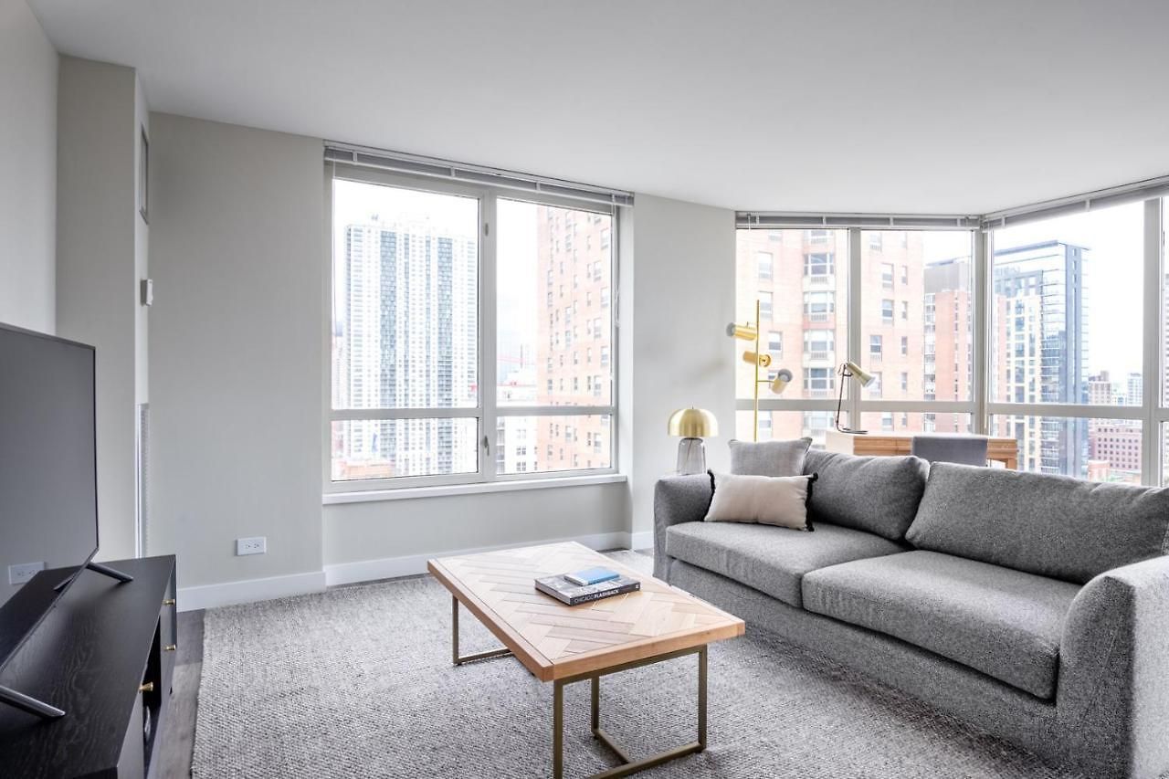 Apartment Gold Coast 2br W Gym Lounge Pool Nr Mag Mile Chi-231 *