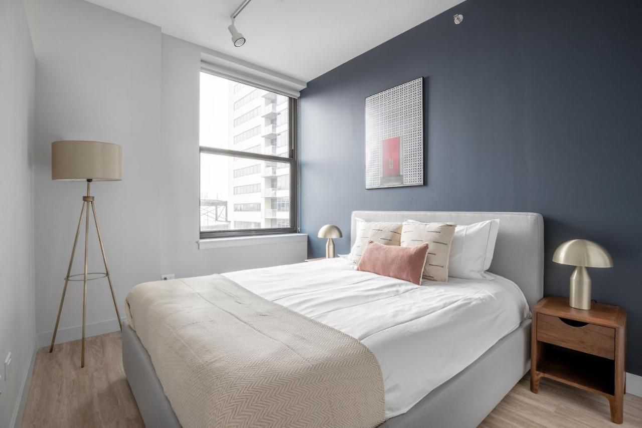 Loop 1br W Deck Gym Wd Nr W Loop The L Chi-220 * Chicago