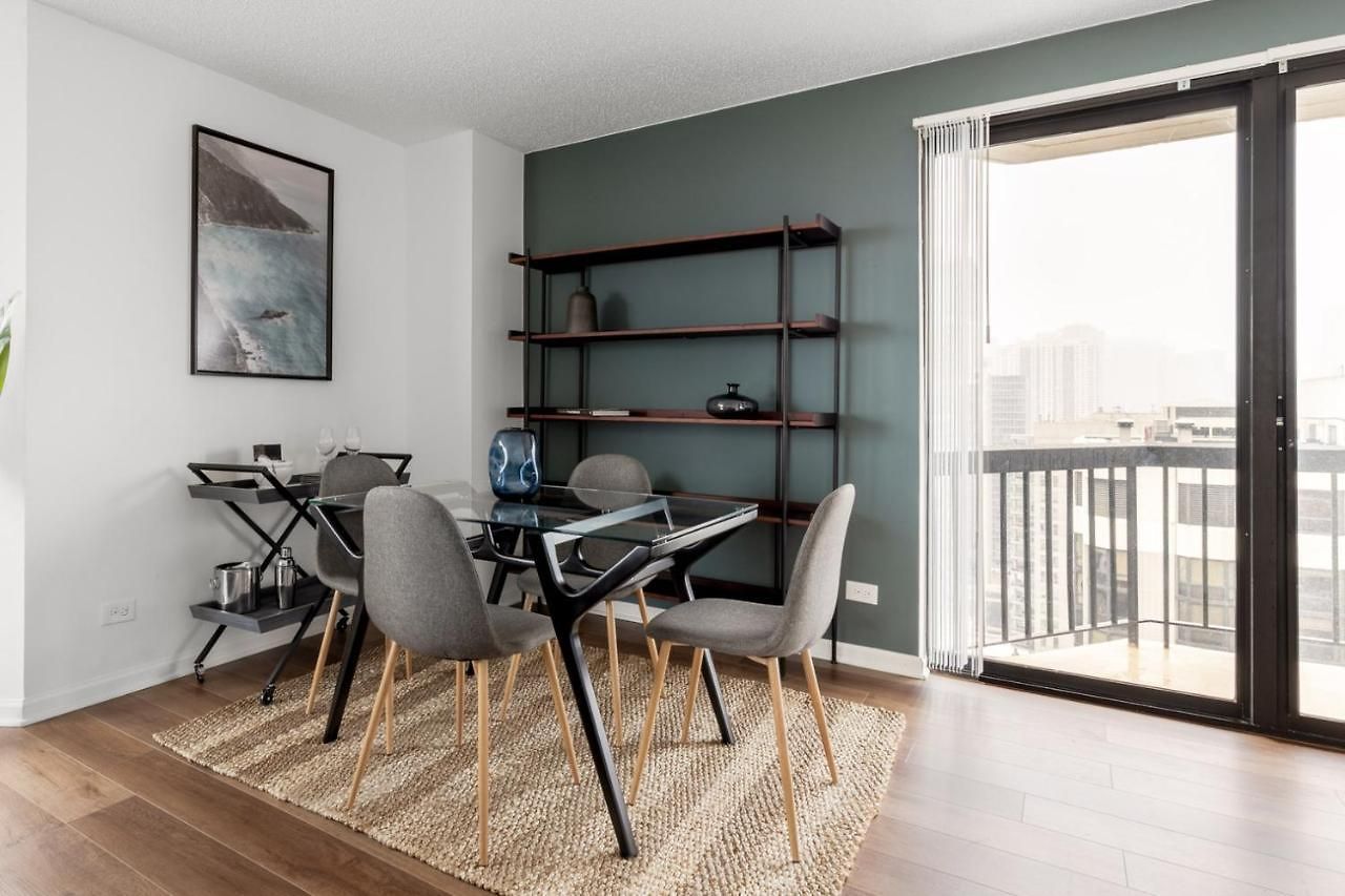 Gold Coast 2br W Gym Pool Nr Oak St Chi-207 *