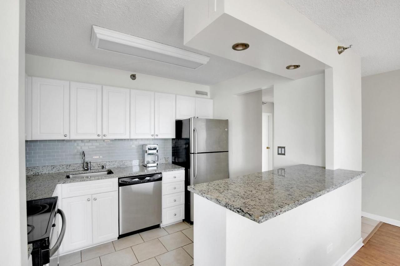 River N 1br W Gym Wd Nr Mag Mile Chi-85