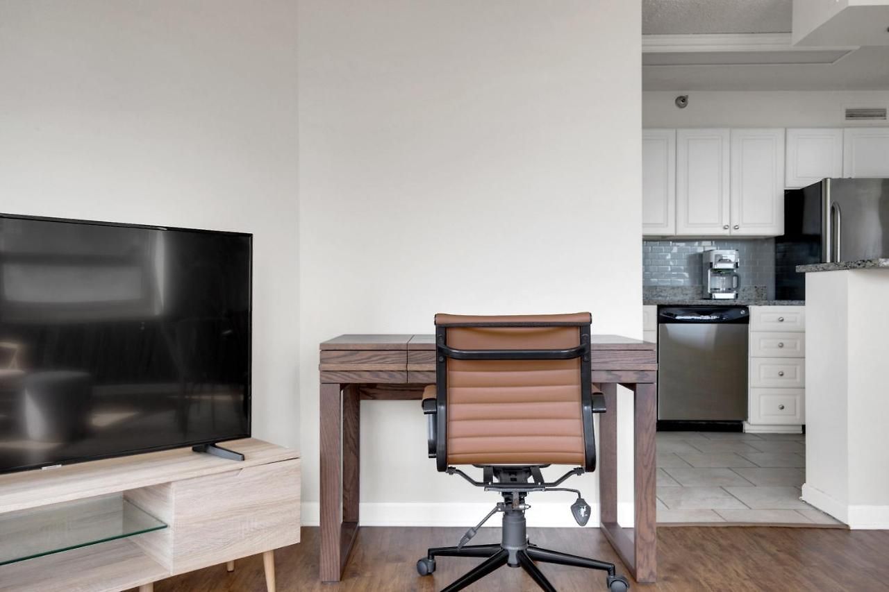 River N 1br W Gym Wd Nr Mag Mile Chi-85