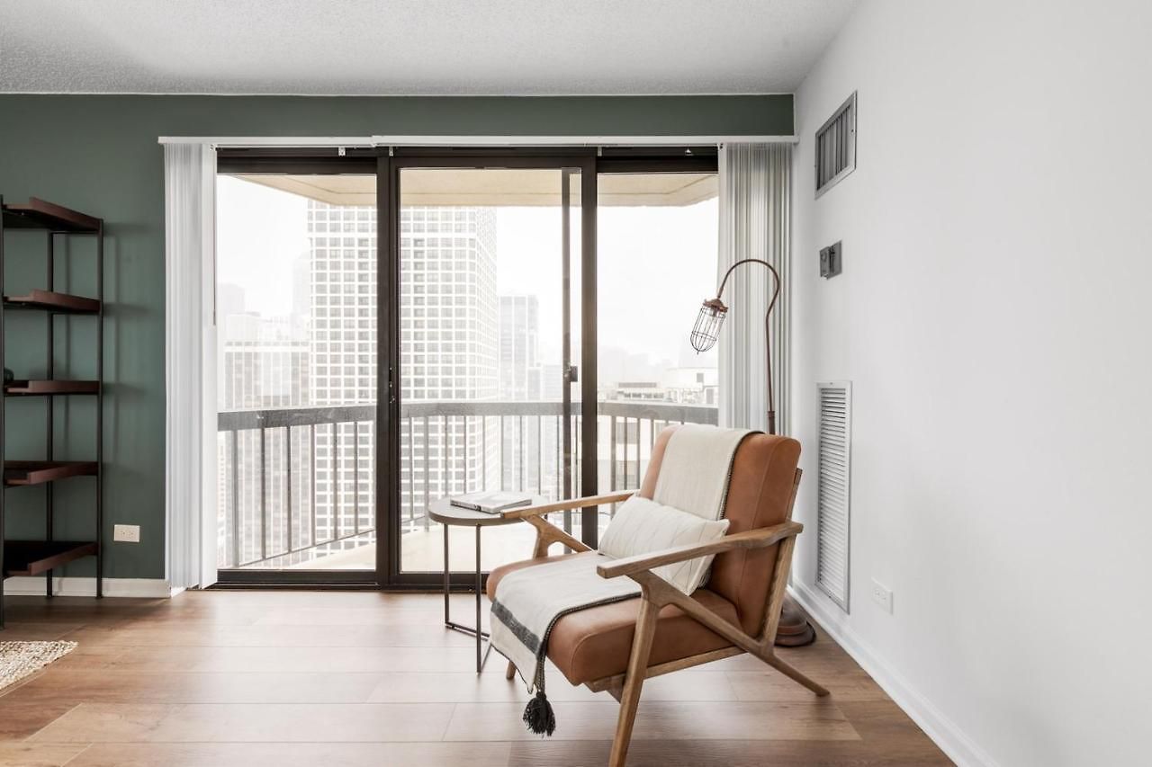 Gold Coast 2br W Gym Pool Nr Oak St Chi-207 *
