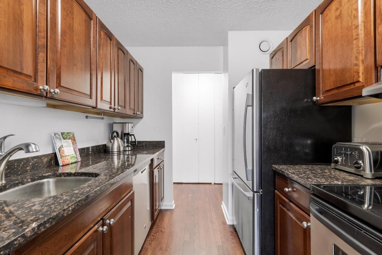 Gold Coast 2br W Gym Pool Nr Oak St Chi-207 Apartment *