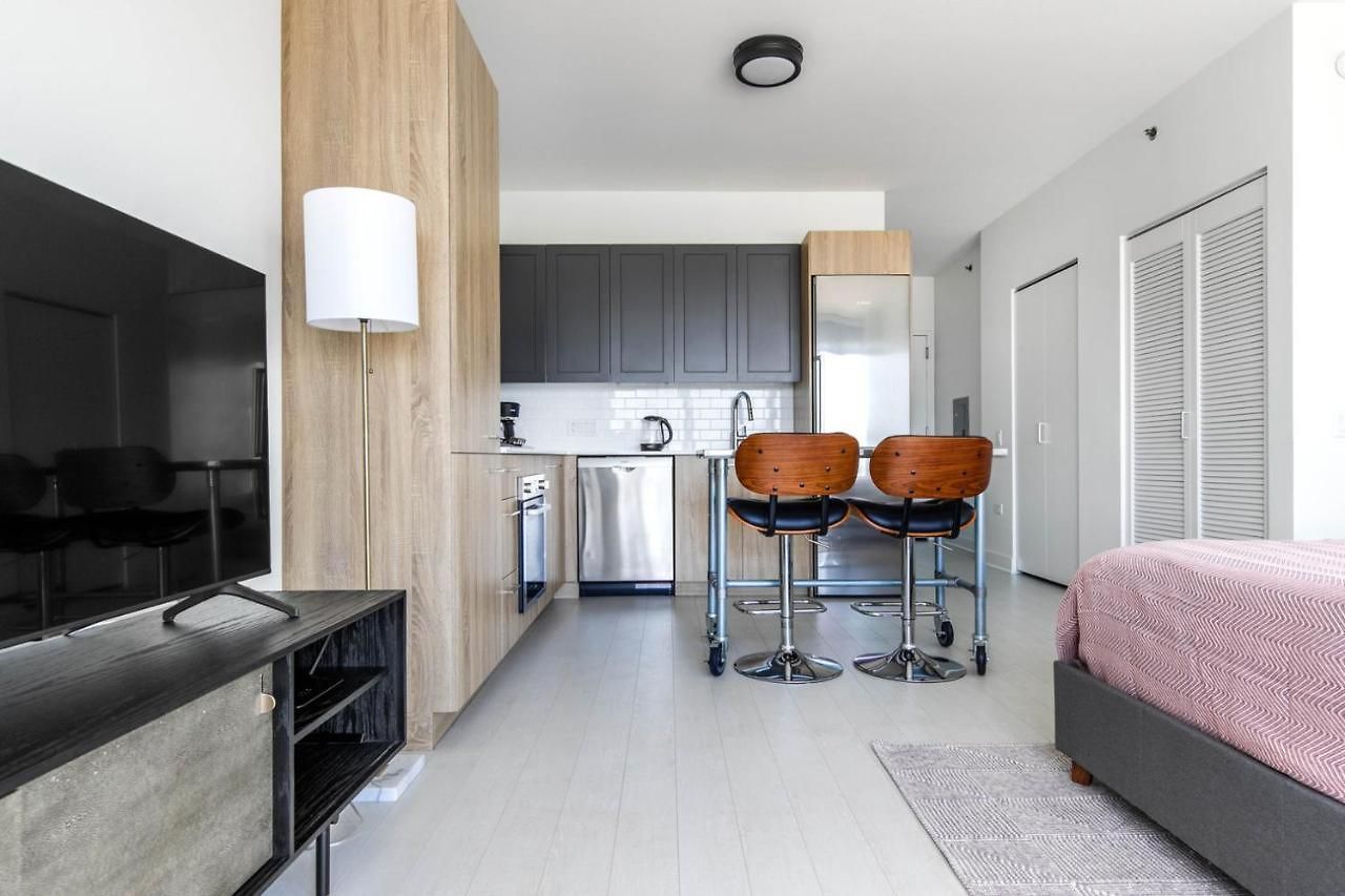 W Loop W Gym Pool Coworking Nr Uic Chi-397