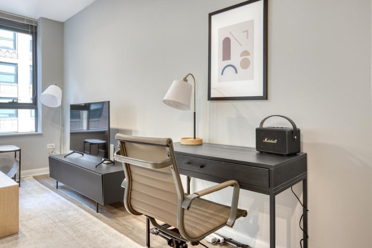 Loop 1br W Gym Pool Lounge 1 Block From L Chi-700 Chicago