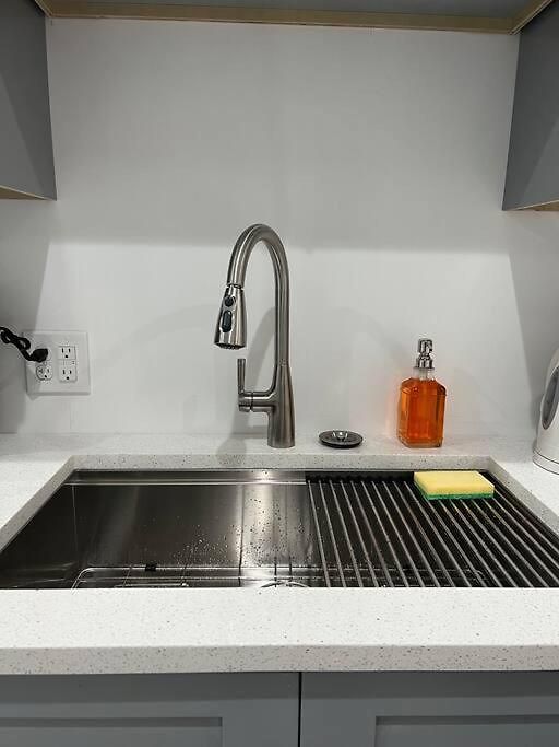 Adorable 2 Bedroom With Free Street Parking Apartment *