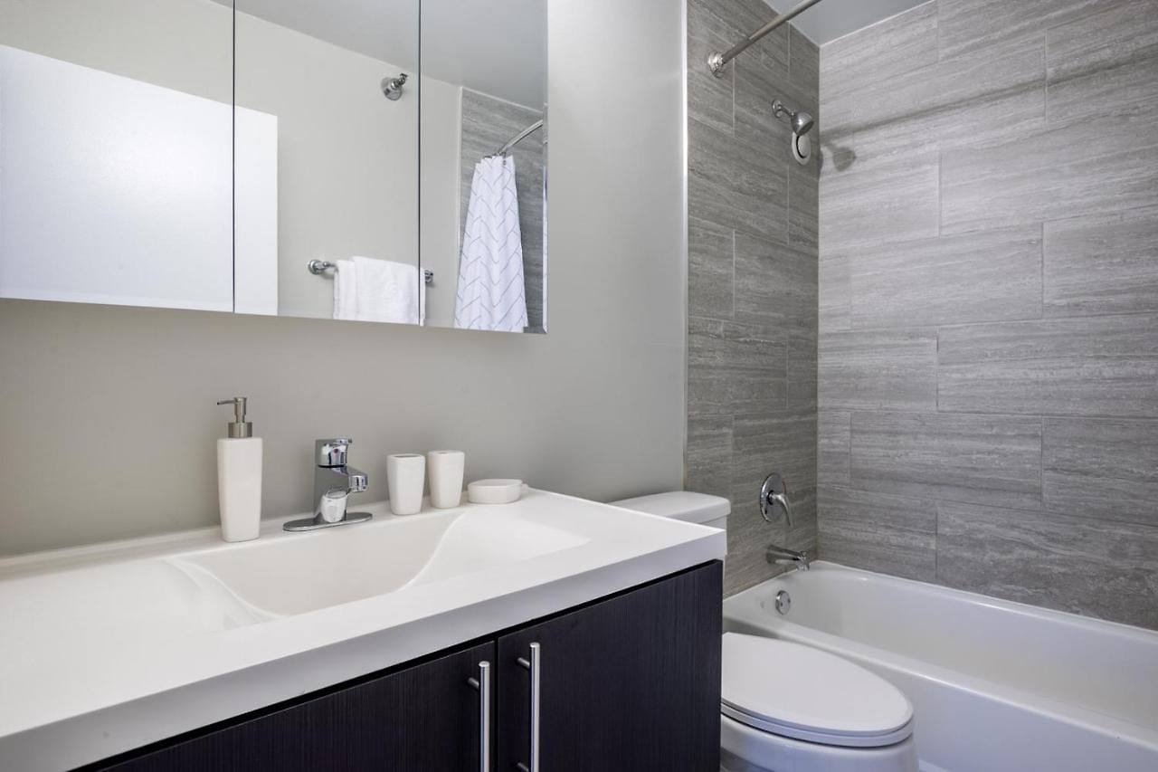 Apartment Gold Coast 2br W Gym Lounge Pool Nr Mag Mile Chi-231 *
