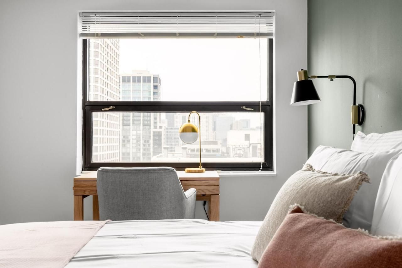 Gold Coast 2br W Gym Pool Nr Oak St Chi-207 Apartment