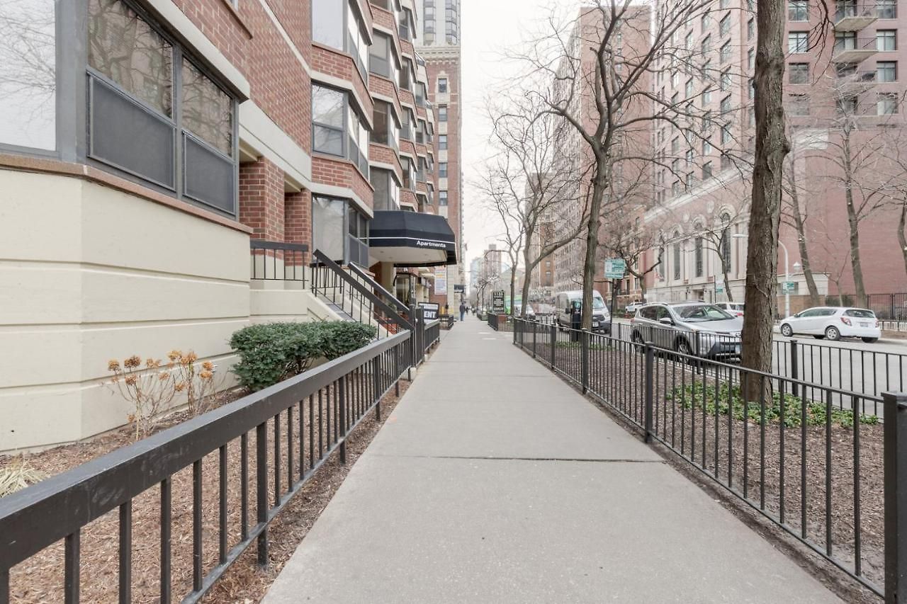 Gold Coast 2br W Gym Pool Nr Oak St Chi-207 Apartment