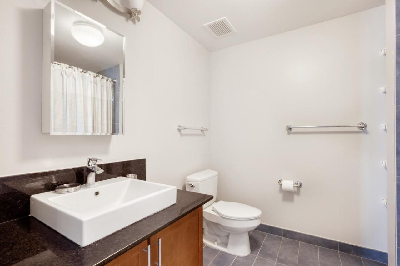 Loop 1br W Gym Pool Lounge 1 Block From L Chi-700 *
