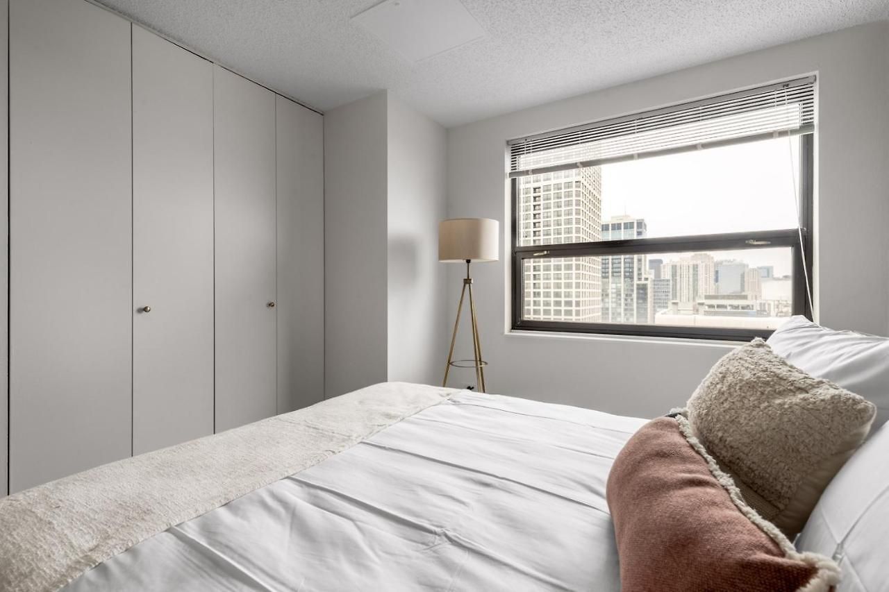 Gold Coast 2br W Gym Pool Nr Oak St Chi-207 Apartment