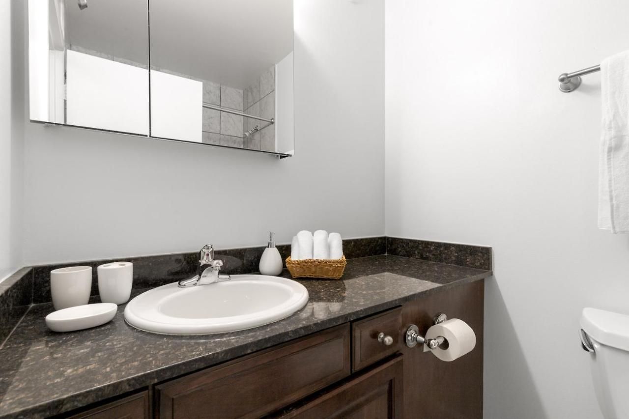 Apartment Gold Coast 2br W Gym Pool Nr Oak St Chi-207 *