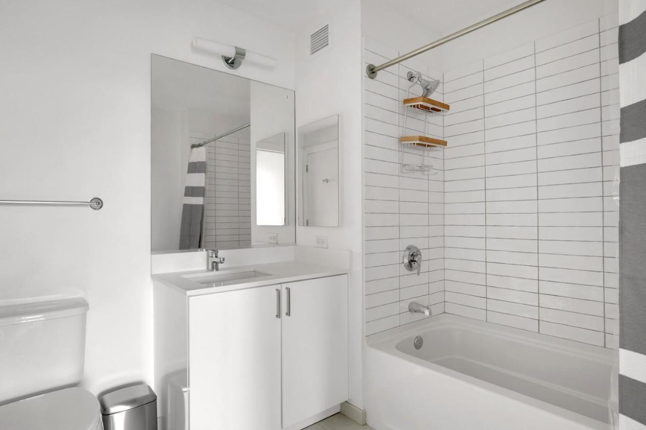 W Loop W Gym Pool In Heart Of Greektown Chi-539