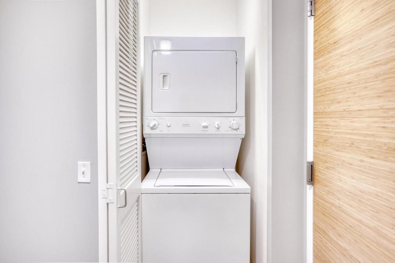 Loop 1br W Gym Pool Lounge 1 Block From L Chi-700 * Chicago