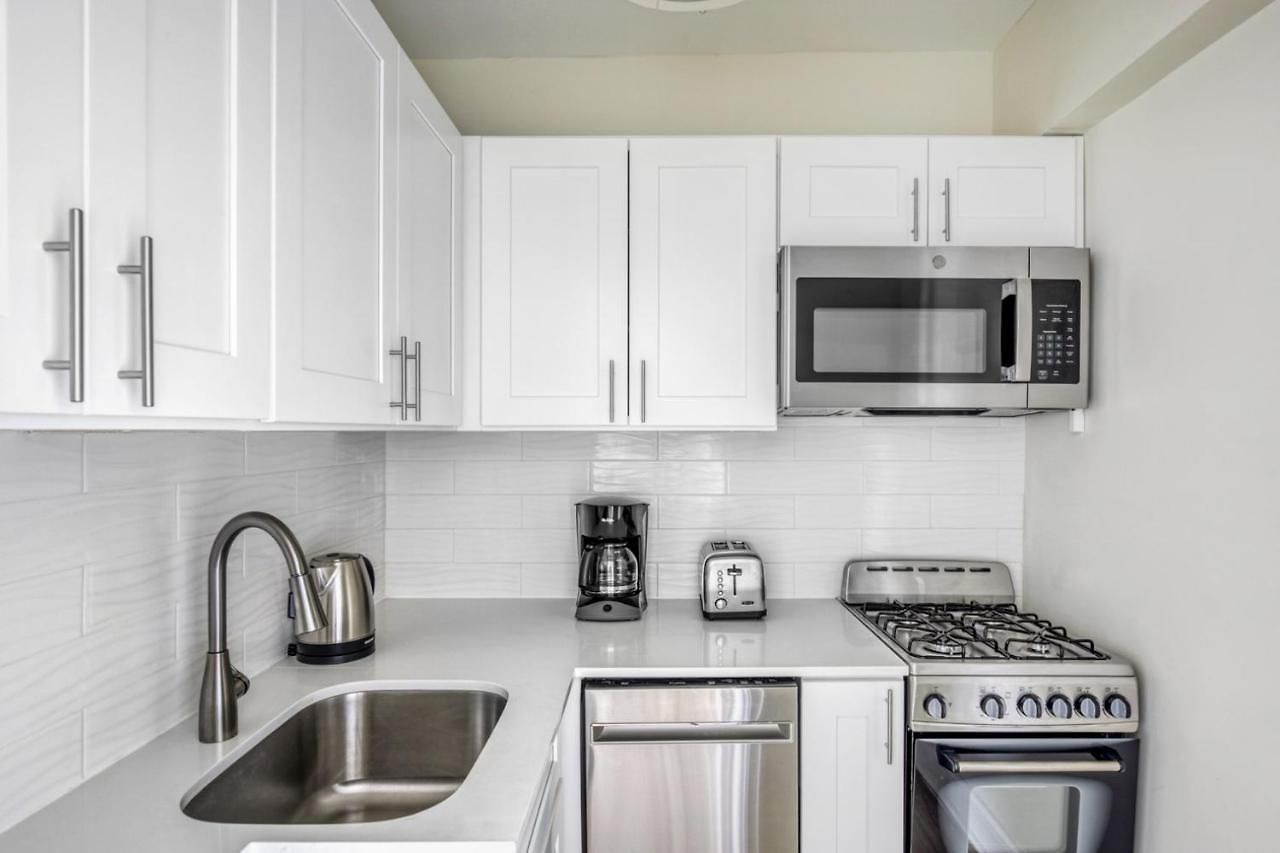 Gold Coast 1br W Doorman Gym 2 Blocks To L Chi-550 *