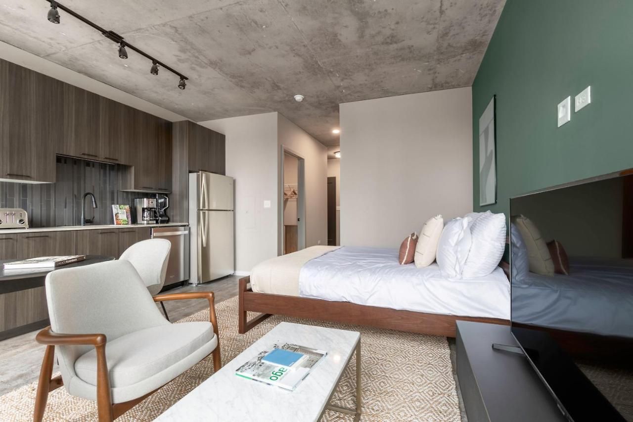 W Loop W Gym Pool Nr Fulton Mkt Chi-205 *