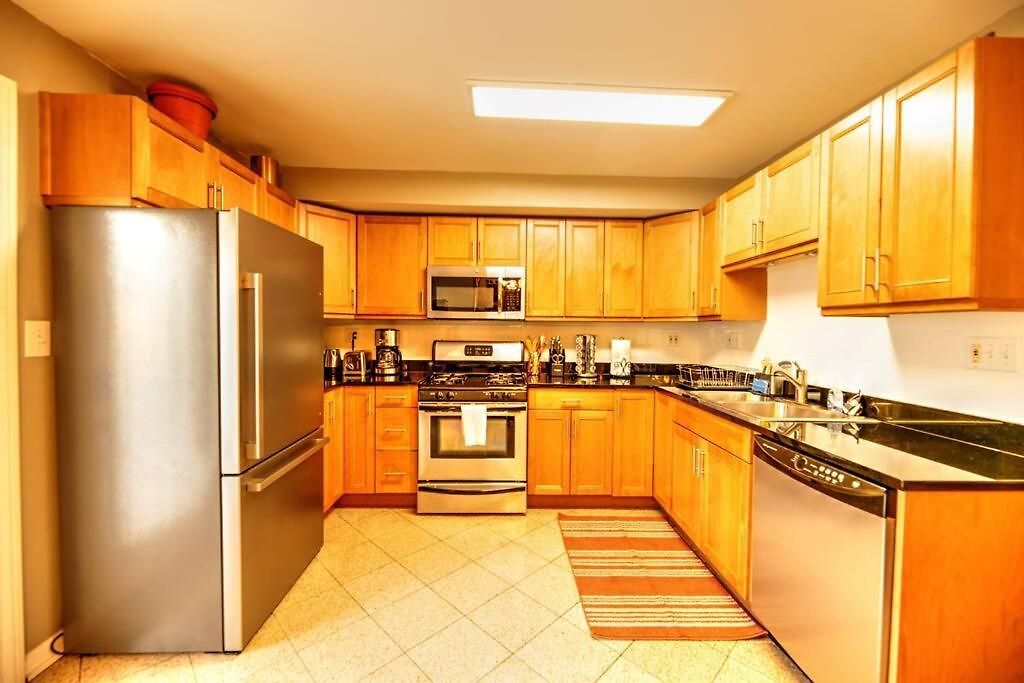 Spacious Row Next Transit Near Downtown W Parking
