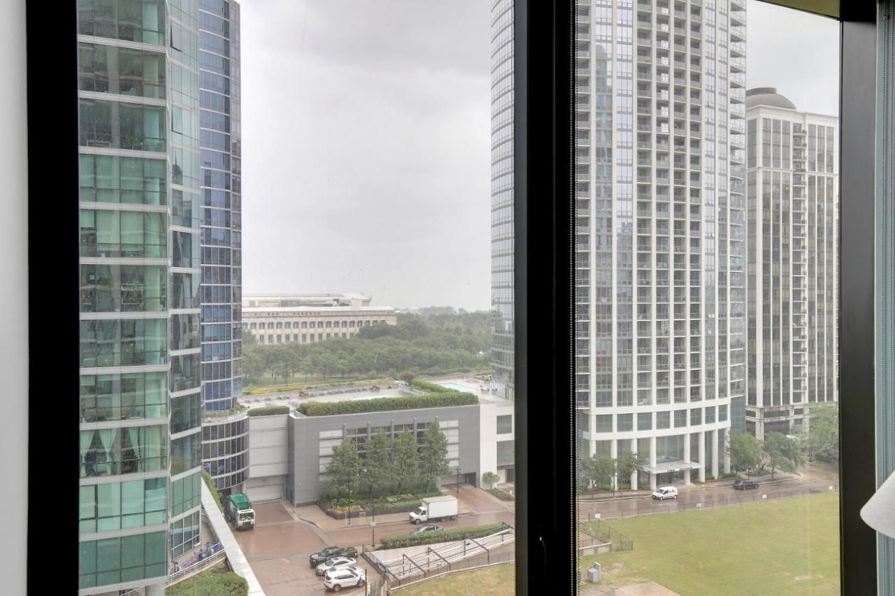 S Loop 2br W Pool Gym Nr Grant Park Chi-740