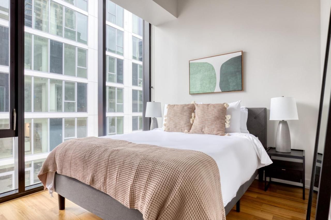 Apartment River North 1br W Gym Lounge Roof Nr Riverwalk Chi-895 *