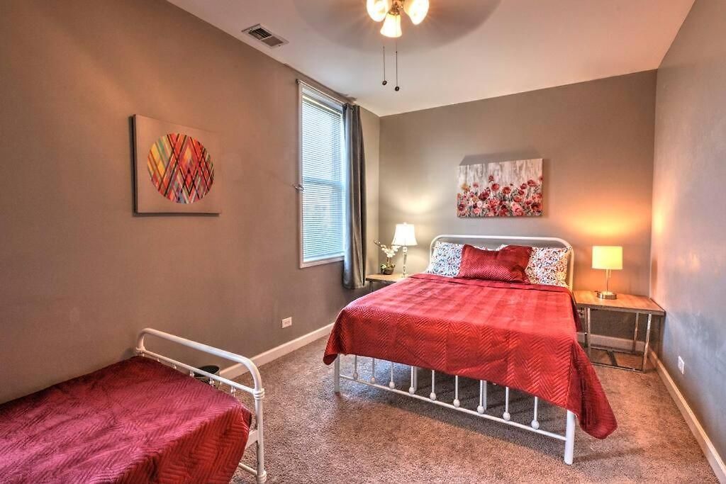 Spacious Row Next Transit Near Downtown W Parking Holiday home