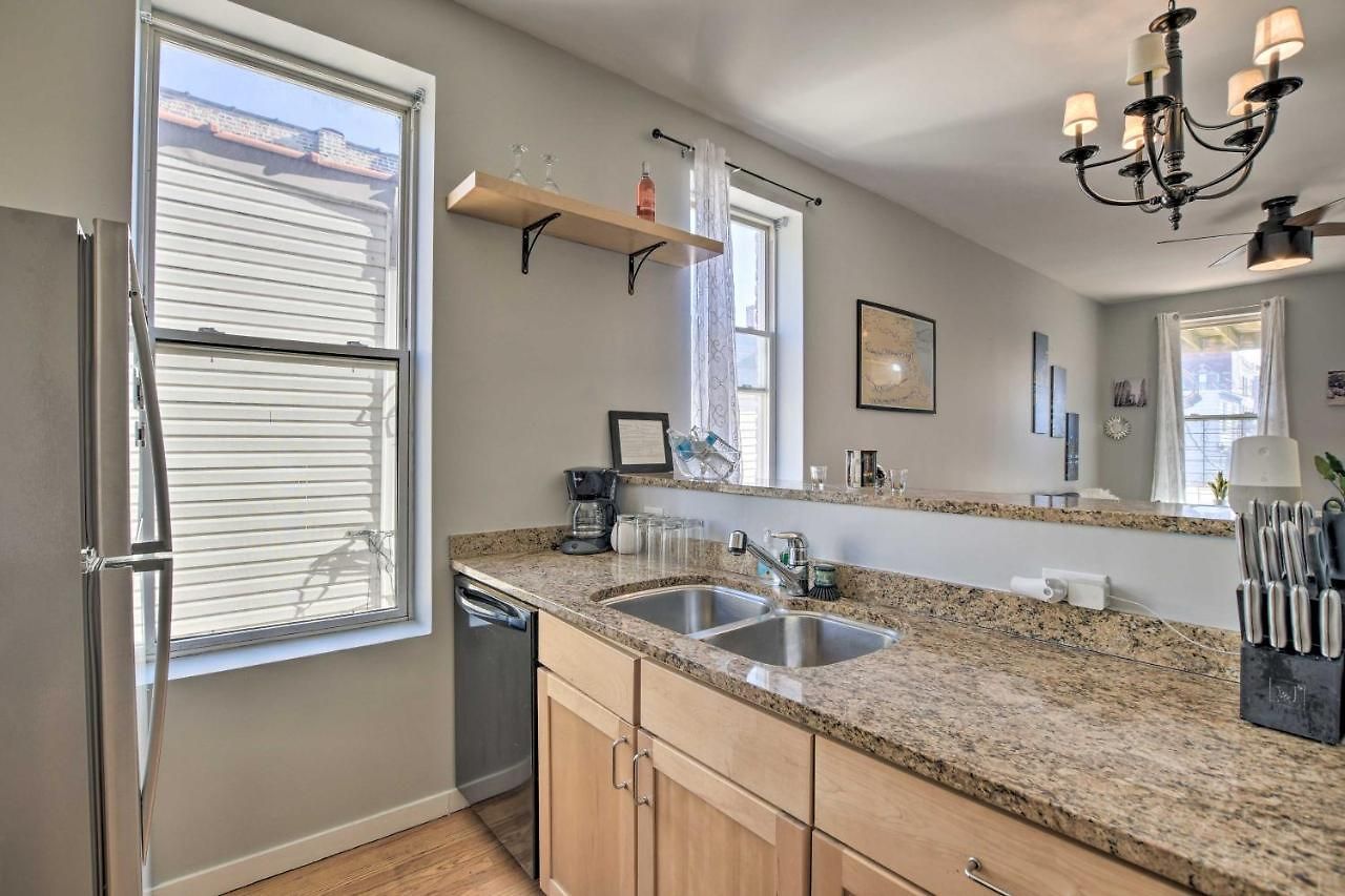 Elegant Retreat With Spacious Balcony! Chicago