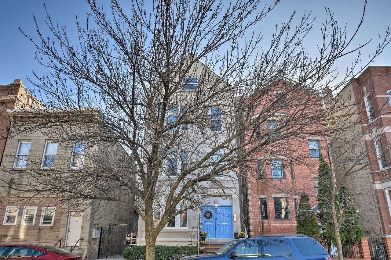 Elegant Retreat With Spacious Balcony! *