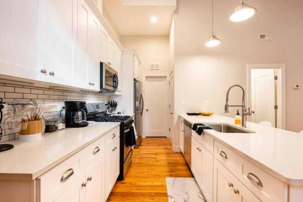 Apartment Luxurious Downtown 3 Bed 2 Bth