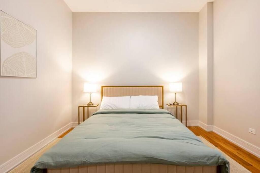 Apartment Luxurious Downtown 3 Bed 2 Bth *