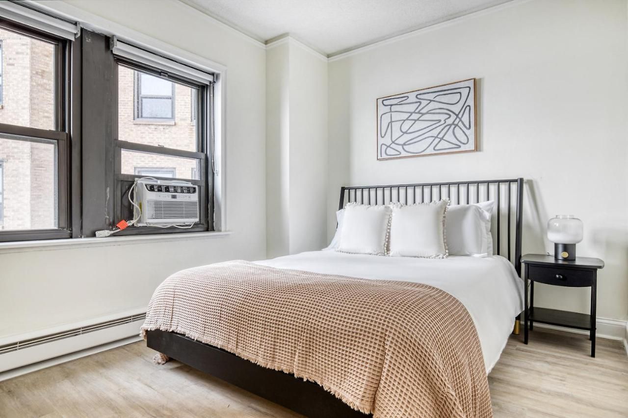 Gold Coast 2br W Doorman Gym 2 Blocks To L Chi-556 *